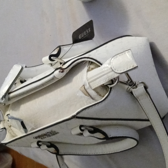 Guess purse - Picture 4 of 4